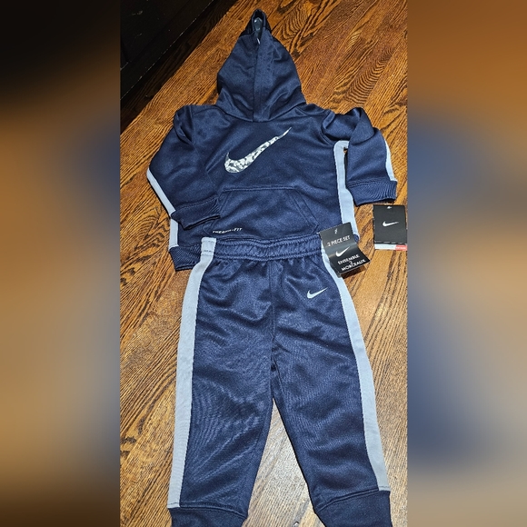 Toddler Nike Sweatsuit - Picture 1 of 3